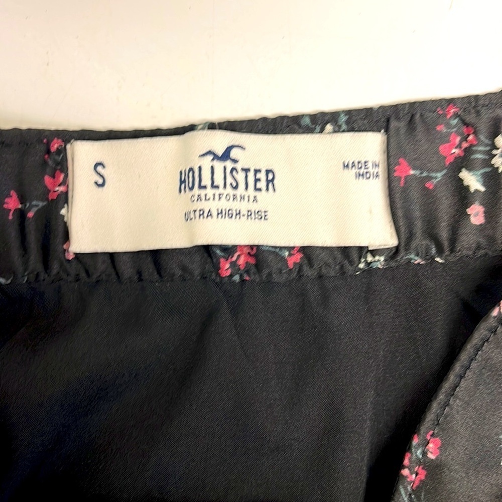 Hollister Ultra High Rise Black and Floral Mini Skirt Size Small - Picture 2 of 5